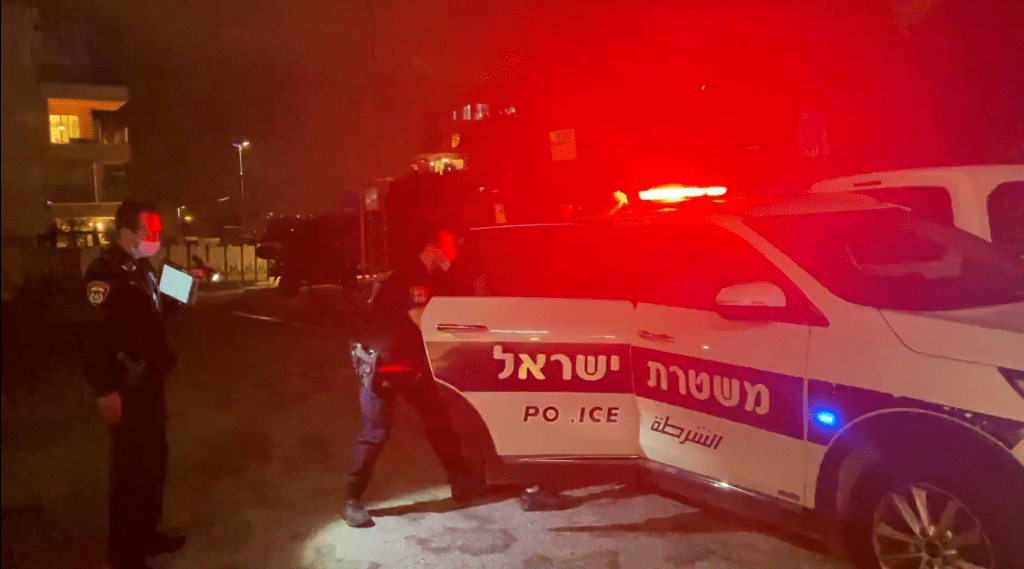 אבי דוביצקי ומשטרה ישראל מכניסים חשוד לניידת